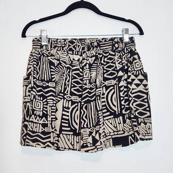 Everly Black and Tan Tribal print Pull-on Shorts Size Medium Black Print Shorts - Picture 4 of 6